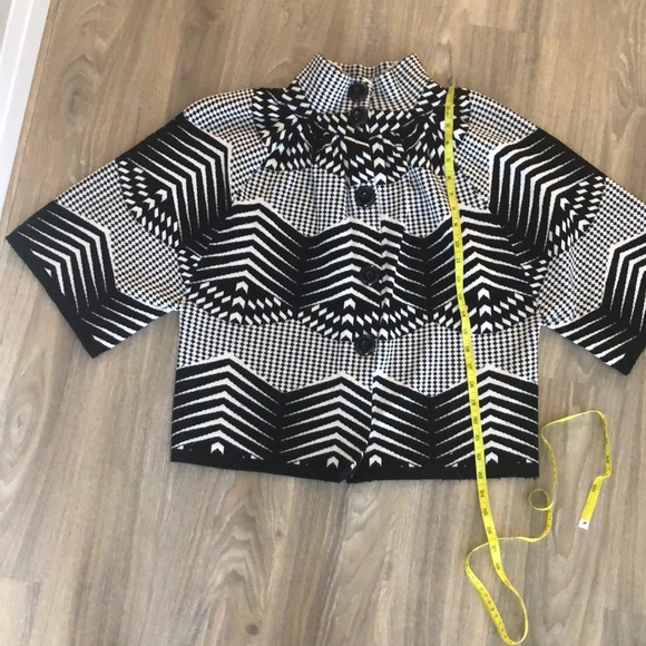 Beautiful short sleeve knit jacket. New - Picture 8 of 8